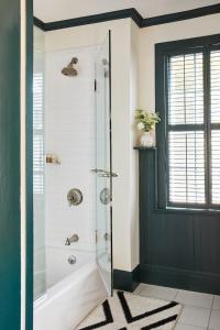een badkamer met een douche en een glazen deur bij Faraway Nantucket in Nantucket