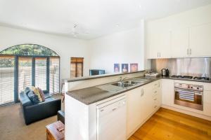 uma cozinha com um lavatório e uma bancada em Stunning City Townhouse em Geelong