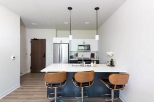Dapur atau dapur kecil di East Side Luxury 1BR Apt - Near Brady St with Balcony and Lounge +9 gambar