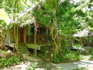 una casa en medio de árboles con escaleras en The Narima - SHA Plus, en Ko Lanta