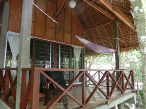 - une vue sur l'extérieur d'une maison avec une terrasse couverte dans l'établissement The Narima - SHA Plus, à Ko Lanta