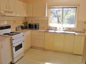 
A kitchen or kitchenette at HAVE12C - Holiday Haven
