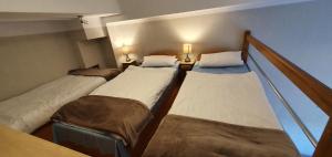 Posteľ alebo postele v izbe v ubytovaní Holiday Home SLAVIA NEW 11 z antresolą i balkonem przy plaży + 10 fotografií