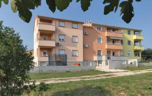 un edificio de apartamentos en medio de un campo en Soba Sanja, en Pula 15 fotos más