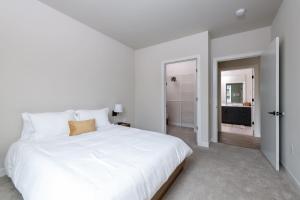 Ein Bett oder Betten in einem Zimmer der Unterkunft Flexhome Brady District 1BR Apt E1 - READ INFO