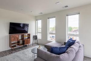uma sala de estar com um sofá e uma televisão de ecrã plano em Flexhome East Side Studio Apt ES1 - READ INFO em Milwaukee