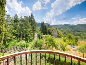 desde el balcón de una casa con una montaña en Belvilla by OYO Villa Cerignano, en Fivizzano
