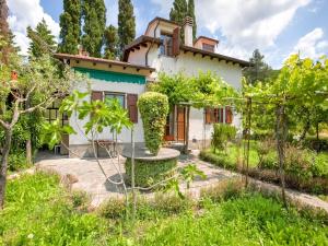 una casa con un jardín delante de ella en Belvilla by OYO Villa Cerignano, en Fivizzano