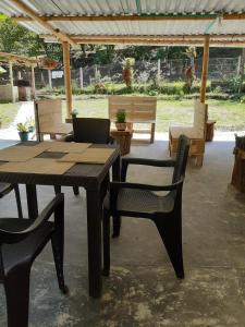 a wooden table and chairs in a patio at Casa completa Bosque Ibagué in Ibagué