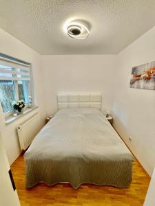 เตียงในห้องที่ Ferienwohnung Blickfang - Modernes Apartment direkt in der Altstadt von Erfurt mit Balkon - beste Lage und Aussicht