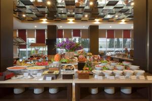 Makanan di atau di tempat lain dekat hotel