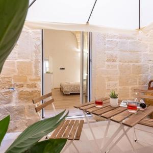 een woonkamer met een houten tafel en stoelen bij Dimora Le Volte in Lecce