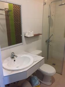 uma casa de banho com um lavatório, um WC e um chuveiro em RedDoorz Plus @ ABC Landmark Hotel em Kidapawan