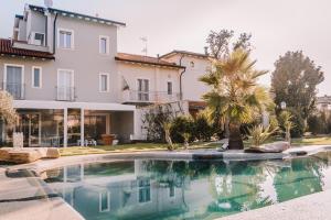 Bazén v ubytování Gruppo Luxe Domus Vigevano nebo v jeho okolí