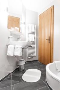 un bagno bianco con lavandino e WC di Frühstückspension Bilgeri a Sulzberg