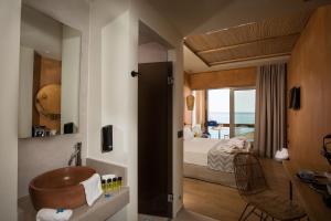 Ένα ή περισσότερα κρεβάτια σε δωμάτιο στο Palmera Beach Hotel & Spa - Adults Only
