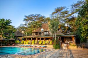 ein Resort mit einem Pool vor einem Gebäude in der Unterkunft Lake Nakuru Lodge in Nakuru