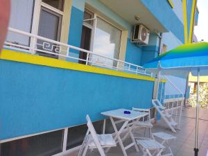 a table and chairs on the balcony of a building at Къща за гости Синьо Лято in Pomorie