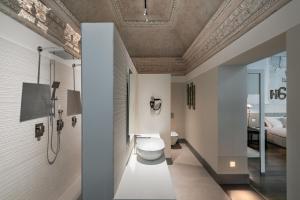 uma casa de banho com um WC e uma cabina de duche ao nível do chão em GombitHotel em Bérgamo