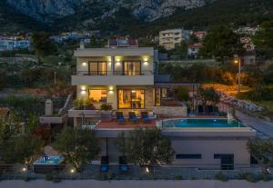 Vaade basseinile majutusasutuses Villa View a luxury villa in Makarska, heated private pool, jacuzzi, gym või selle lähedal
