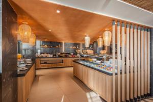 Η κουζίνα ή μικρή κουζίνα στο Palmera Beach Hotel & Spa - Adults Only