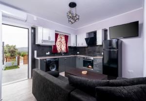 Kuchyň nebo kuchyňský kout v ubytování AlexandRos Home + 7 fotografií
