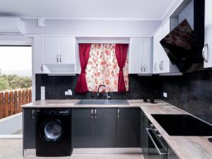 Kuchyň nebo kuchyňský kout v ubytování AlexandRos Home