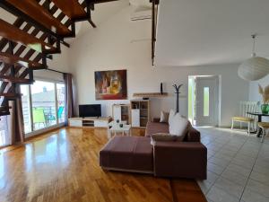 sala de estar con sofá y TV en Apartments Lounger Crikvenica, en Crikvenica