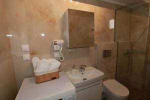 Koupelna v ubytování Bianca Suites + 37 fotografií