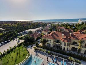 eine Luftansicht eines Resorts mit einem großen Haus in der Unterkunft Sea Breeze in Baku