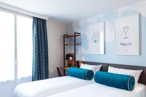 Postel nebo postele na pokoji v ubytování Hotel Bleu de Grenelle - Tour Eiffel