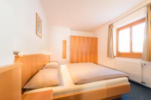 sypialnia z łóżkiem i oknem w obiekcie Appartment Pircher 3 w mieście Siusi