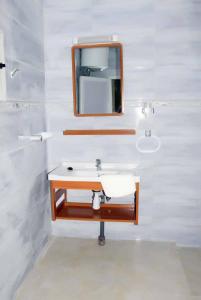Hotel Suites TALHAYA, NOUAKCHOTT في نواكشوط: حمام مع حوض ومرآة