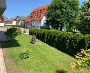 een tuin met groen gras en een heg bij Ferienwohnung Simon in Freudenstadt