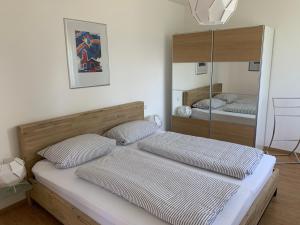 1 Schlafzimmer mit 2 Betten und einem Spiegel in der Unterkunft Ferienwohnung Simon in Freudenstadt