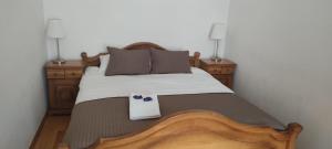 1 dormitorio con 1 cama con 2 mesitas de noche en Apartment Świetego Tomasza, en Cracovia