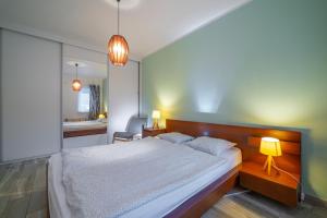 シフィエラドゥフ・ズドルイにあるApartament Rodzinny Plus Mountain Apartsのベッドルーム1室(ベッド1台、デスク、椅子付)