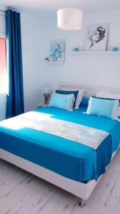 1 cama en un dormitorio azul y blanco en penthouse Llancia, en Llançà