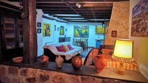 Posezení v ubytování Casa independiente y completa con una habitación "Venta de Cidones"