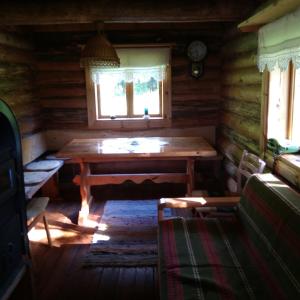 ルースメにあるPähnamäe metsamajakeのダイニングルーム(木製テーブル、窓付)