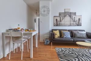 ヴァンヌにあるCENTRE Appt 2 Chambres, Linge, Parking, Wifiのソファとテーブルのあるリビングルーム +3枚の写真