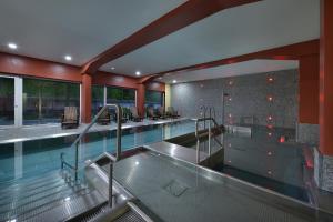Bazén v ubytování Omnia Hotel Relax & Wellness nebo v jeho okolí