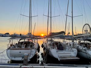 カリアリにあるサチューノ ハウス カグリアリ センターの夕日を浴びるマリーナに停泊する船団