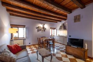 un soggiorno con divano e tavolo di Casa Perotti a Verona