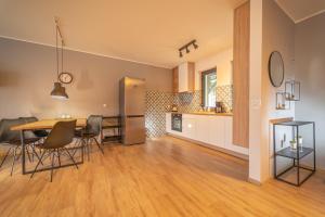 a kitchen and dining room with a table and chairs at Apartament Rodzinny PlusPlus Mountain Aparts in Świeradów-Zdrój