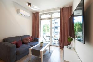 Televízia a/alebo spoločenská miestnosť v ubytovaní Apartament Dębowiec