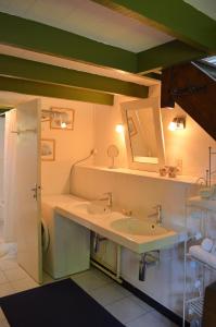A bathroom at Lodge Kervoazec - Château de Kervoazec