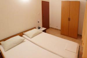sypialnia z łóżkiem z 2 poduszkami i szafką w obiekcie A2 - apt near beach with terrace and the sea view w mieście Blato
