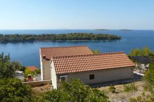 une maison avec vue sur l'eau dans l'établissement A2 - apt near beach with terrace and the sea view, à Blato