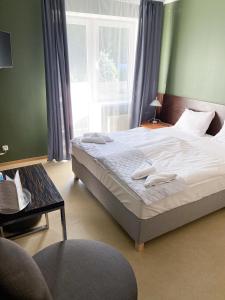 Una cama o camas en una habitación de Ośrodek Wypoczynkowo-Rehabilitacyjny Perła Borów